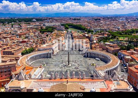 Roma, Italia. Famosa Piazza San Pietro in Vaticano e la vista aerea della città. Foto Stock