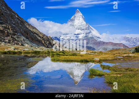 Zermatt, Svizzera. Matterhorn peak riflessa nel lago Riffelsee nel Canton Vallese. Foto Stock