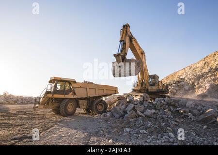 Macchinari per l'estrazione mineraria che lavorano su rocce Foto Stock