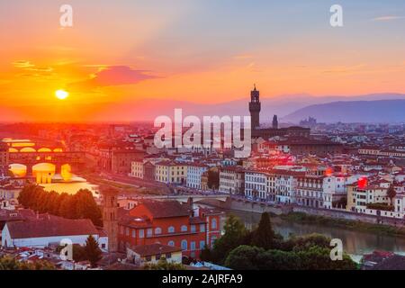 Firenze, Italia. Vista di Firenze al tramonto da piazzale Michelangelo. Foto Stock