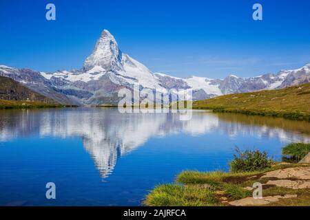 Zermatt, Svizzera. Matterhorn peak riflessa nel lago Stellisee nel Canton Vallese. Foto Stock