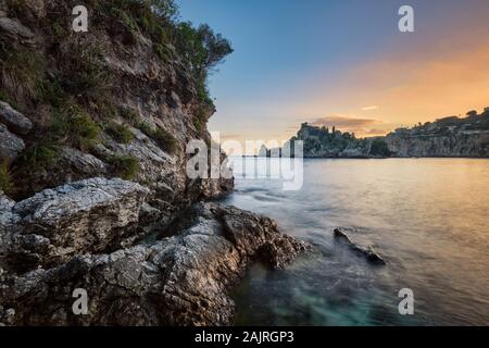 Bella isola al tramonto incorniciato da incredibili rocce bianche, Isola Bella, Taormina, Sicilia, Italia Foto Stock