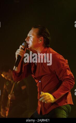Milano, 31 maggio 2002, Simple Minds concerto dal vivo all'Alcatraz:Il cantante di semplici minuti, Jim Kerr, durante il concerto Foto Stock