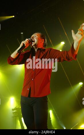 Milano, 31 maggio 2002, Simple Minds concerto dal vivo all'Alcatraz:Il cantante di semplici minuti, Jim Kerr, durante il concerto Foto Stock