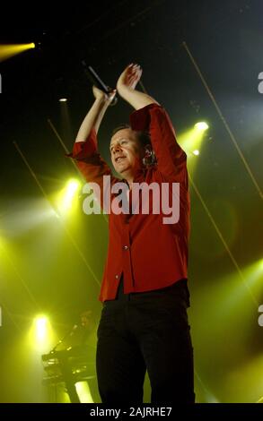 Milano, 31 maggio 2002, Simple Minds concerto dal vivo all'Alcatraz:Il cantante di semplici minuti, Jim Kerr, durante il concerto Foto Stock