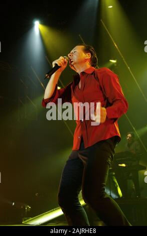 Milano, 31 maggio 2002, Simple Minds concerto dal vivo all'Alcatraz:Il cantante di semplici minuti, Jim Kerr, durante il concerto Foto Stock