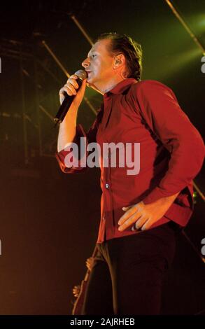 Milano, 31 maggio 2002, Simple Minds concerto dal vivo all'Alcatraz:Il cantante di semplici minuti, Jim Kerr, durante il concerto Foto Stock