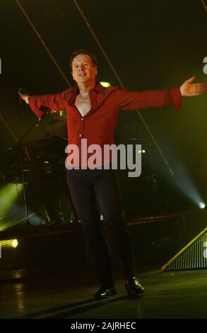 Milano, 31 maggio 2002, Simple Minds concerto dal vivo all'Alcatraz:Il cantante di semplici minuti, Jim Kerr, durante il concerto Foto Stock
