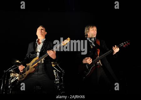 Milano Italia 01 Marzo 2010 : concerto dal vivo di Spandau Ballet presso il Mediolanum Forum di Assago: Steve Norman e Martin Kemp degli Spandau Ballet durante il concerto Foto Stock