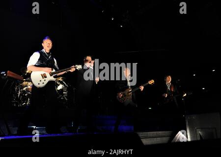 Milano Italia 01 Marzo 2010 : concerto dal vivo di Spandau Ballet presso il Mediolanum Forum di Assago: Spandau Ballet durante il concerto Foto Stock