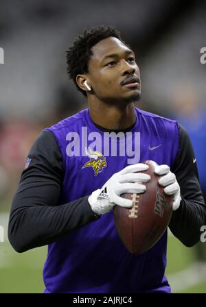 New Orleans, Stati Uniti d'America. 05 gen, 2020. Minnesota Vikings wide receiver Diggs Stefon si riscalda prima della partita con i New Orleans Saints in NFC Wild Card game in New Orleans il 5 gennaio 2020. Foto di AJ Sisco/UPI Credito: UPI/Alamy Live News Foto Stock