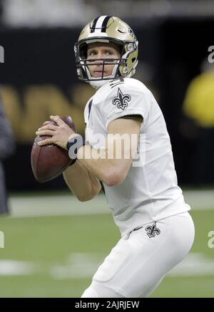 New Orleans, Stati Uniti. 05 gen, 2020. New Orleans Saints quarterback Drew Brees (9) si riscalda prima della partita con il Minnesota Vikings in NFC Wild Card game in New Orleans il 5 gennaio 2020. Foto di AJ Sisco/UPI Credito: UPI/Alamy Live News Foto Stock