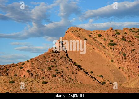 Il paesaggio montano splende nella prima mattina della luce del sole marocchina, vicino al villaggio di Tighza, alle montagne dell'Alto Atlante, al Marocco, al Nord Africa. Foto Stock