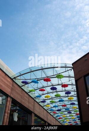 Display a ombrello a Princesshay Shopping Centre, Exeter Devon - Aprile 2019 Foto Stock