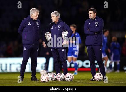 West Ham United manager David Moyes (sinistra) e coach Alan Irvine (centro) durante la FA Cup terzo turno corrispondono a Priestfield Stadium, Gillingham. Foto Stock