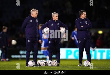 West Ham United manager David Moyes (sinistra) e coach Alan Irvine (centro) durante la FA Cup terzo turno corrispondono a Priestfield Stadium, Gillingham. Foto Stock