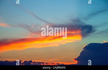 Il colorato cielo del tramonto. Sfondo tramonto. Foto Stock