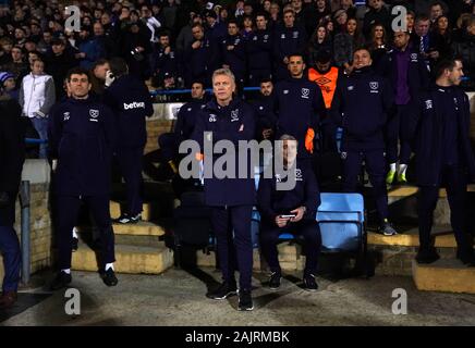 West Ham United manager David Moyes (centro sinistra) e coach Alan Irvine (centro destra) durante la FA Cup terzo turno corrispondono a Priestfield Stadium, Gillingham. Foto Stock