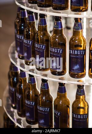 Display del tributo Real Ale bottiglie a St Austell Brewery in Cornovaglia Foto Stock