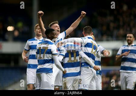 Londra, Regno Unito. 05 gen, 2020. Josh Scowen di Queens Park Rangers (11) celebra con i suoi compagni di squadra dopo un goal durante la Emirates FA Cup terzo turno corrispondono, QPR v Swansea City a Kiyan Prince Foundation Stadium di Londra domenica 5 gennaio 2020. Questa immagine può essere utilizzata solo per scopi editoriali. Solo uso editoriale, è richiesta una licenza per uso commerciale. Nessun uso in scommesse, giochi o un singolo giocatore/club/league pubblicazioni. pic da Tom Smeeth/Andrew Orchard fotografia sportiva/Alamy Live news Credito: Andrew Orchard fotografia sportiva/Alamy Live News Foto Stock