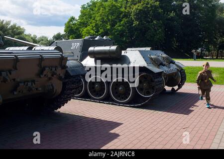 I carri armati dell'epoca sovietica e le grandi armi sono una parte degli oggetti esposti al Brest War Memorial in Bielorussia Foto Stock