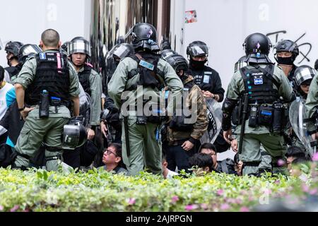 Hong Kong, Cina. 05 gen, 2020. Un gruppo di persone in stato di detenzione al di fuori di un centro commerciale per lo shopping in Sheung Shui. Una domenica di marzo in Sheung Shui contro il commercio parallelo che mirano a sollecitare le autorità a prendere provvedimenti contro i commercianti paralleli che vendono merci in negozi locali e poi girare intorno a loro vendita per il profitto al di là del confine. Più di questo marche poiché Hong Kong protesta è iniziata nel mese di giugno e spesso assomigliano a un governo anti-rally. Credito: Geisler-Fotopress GmbH/Alamy Live News Foto Stock