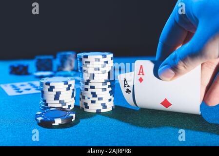 L'uomo gioca a poker al casinò. Azienda carte in mano, il concetto di gioco d'azzardo Foto Stock