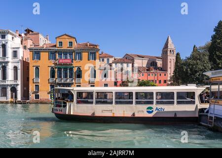 Fermata del vaporetto Academia Vaporetto a Venezia Foto Stock