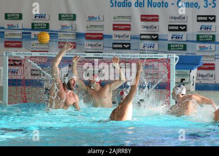 Cuneo, Italia. 05 Jan 2020. difesa Italia durante il quadrangolare internazionale - Italia vs Hungery, pallanuoto Squadra Nazionale Italiana di Cuneo, Italia, 05 gennaio 2020 Credit: Indipendente Agenzia fotografica/Alamy Live News Foto Stock