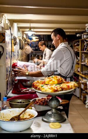 Fornai fare paste all'interno dell'iconica panetteria modernista Forn des Teatre, Palma di Mallorca, Spagna Foto Stock