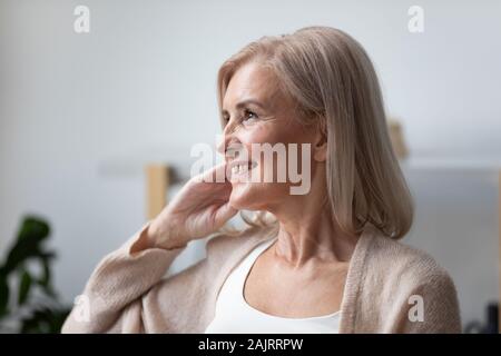 Felice senior guardano a distanza a sognare e pensare Foto Stock