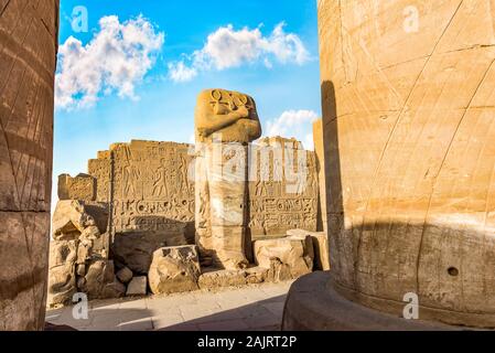 Decapitati statua tra le rovine nel Tempio di Karnak e Luxor Foto Stock