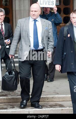 RMT unione segretario generale Bob Crow lasciando la High Court di Londra dopo aver perso il loro ricorso contro la guida della rete. Foto Stock