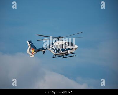 Elicottero della polizia in arrivo con i tre re magi a Fuengirola, Malaga, Spagna. Foto Stock