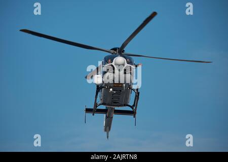 Elicottero della polizia in arrivo con i tre re magi a Fuengirola, Malaga, Spagna. Foto Stock