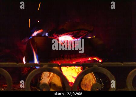 Sotto le ceneri di legno nel caminetto scoppiettante carboni di calore Foto Stock