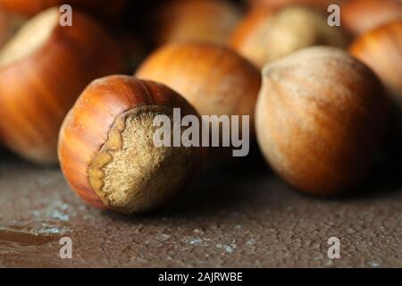 Primo piano di un gruppo di nocciole su tavola di legno. Composizione nocciola e sfondo. Foto Stock