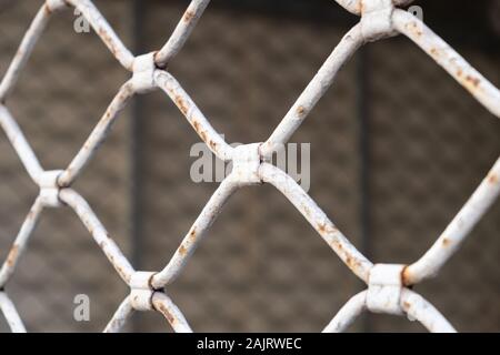 Sicurezza alla griglia metallica serranda. Il vecchio metallo arrugginito grill colore bianco texture di sfondo, Foto Stock