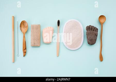 Bagno naturale accessori: la luffa toalhinha, make up remover in un contenitore di vetro, legno pettine, organico sale da bagno, spazzolino da denti di bambù, pomice vulcanica e noce di cocco sapone solido. Foto Stock