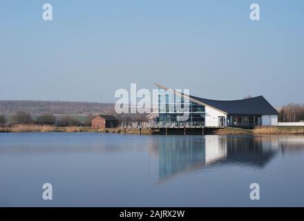 Vista dei laghi Stanwick Visitor Center, Stanwick Lakes, Rushden con la riflessione sul lago - 2013 Foto Stock