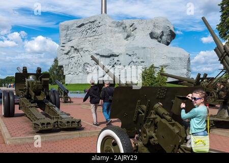 I carri armati dell'epoca sovietica e le grandi armi sono una parte degli oggetti esposti al Brest War Memorial in Bielorussia Foto Stock