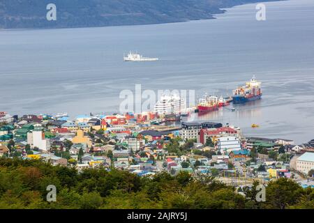 Le navi turistiche nel porto presso la Città di Ushuaia - Argentina Foto Stock