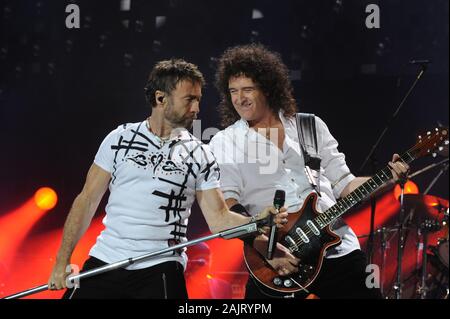 Londra Inghilterra 13 ottobre 2008, il Cosmo Rocks tour 2008, l'Arena O2,concerto dal vivo dei Queen e Paul Rodgers:Paul Rodgers e Brian May durante il concerto Foto Stock