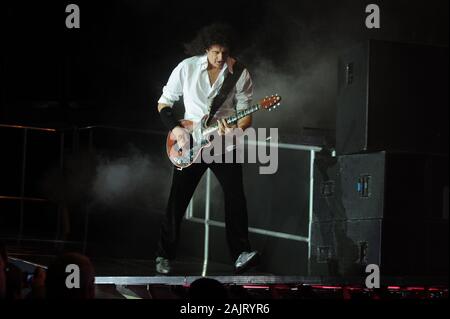 Londra Inghilterra 13 ottobre 2008, il Cosmo Rocks tour 2008, l'Arena O2,concerto dal vivo dei Queen e Paul Rodgers:Brian May durante il concerto Foto Stock