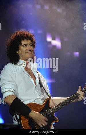 Londra Inghilterra 13 ottobre 2008, il Cosmo Rocks tour 2008, l'Arena O2,concerto dal vivo dei Queen e Paul Rodgers:Brian May durante il concerto Foto Stock