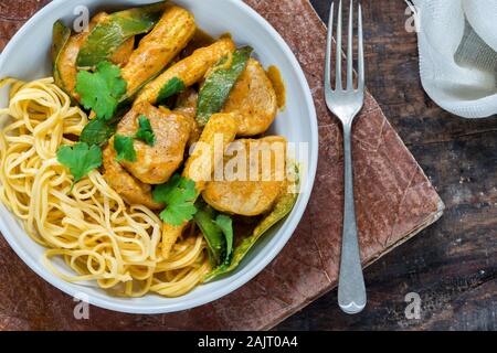 Satay di maiale al curry con egg noodles - vista aerea Foto Stock