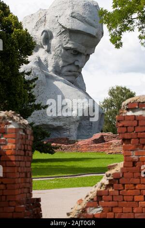 L epica statua "coraggio" che celebra la difesa della fortezza ed è 33,5 metri di altezza domina il complesso di Brest in Bielorussia Foto Stock