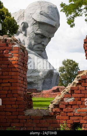 L epica statua "coraggio" che celebra la difesa della fortezza ed è 33,5 metri di altezza domina il complesso di Brest in Bielorussia Foto Stock