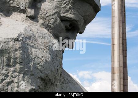 L epica statua "coraggio" che celebra la difesa della fortezza ed è 33,5 metri di altezza domina il complesso di Brest in Bielorussia Foto Stock