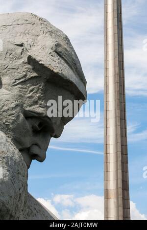 L epica statua "coraggio" che celebra la difesa della fortezza ed è 33,5 metri di altezza domina il complesso di Brest in Bielorussia Foto Stock